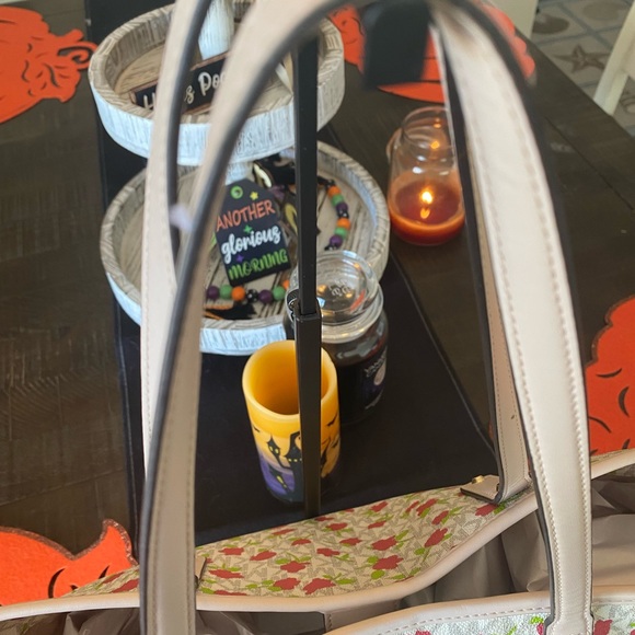 Michael Kors Signature Logo Floral Tote (White) w/Gold Hardware. - Picture 11 of 11